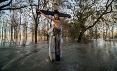 Il Cristo di Don Camillo per «bloccare» la piena