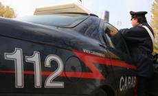 Arrivano a piedi, se ne vanno con tre auto