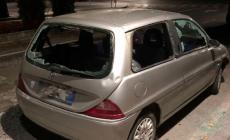 Salsomaggiore, lui, lei e l’altro: l'incontro finisce con una lite e un'auto distrutta