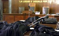 «Temevamo che di notte ci uccidesse»: per anni minacciati e picchiati dal figlio
