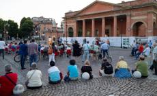 Piazzale Barbieri, inaugurata la nuova area pedonale con la commedia dialettale della Famija Pramzana
