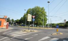 Auto travolge bici: grave un 80enne