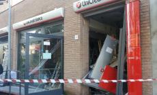 Dose massiccia d'esplosivo per il bancomat: sventrata la filiale