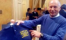 La maglietta di Capitan Pizza in regalo al sindaco