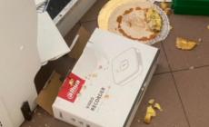 Vandali scatenati, pasticceria sottosopra