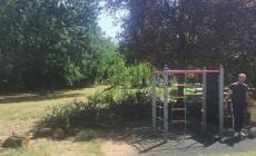 Parco di via Guttuso, grosso ramo sfiora i giochi dei bambini