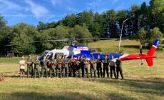Voli e lancio di paracadutisti: spettacolo sul cielo di Schia