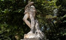 Le statue del Boudard al Parco Ducale? Annerite e amputate, tra una montagna di rifiuti.