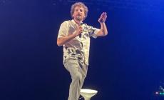 Maurizio Lastrico a Salso, la comicità è in metrica