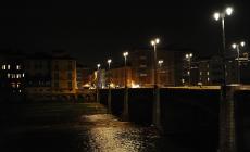 Rissa sul Ponte di Mezzo, spunta un coltello: un ferito e un arrestato