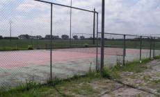 Mentre i ragazzi giocano a calcio, lui fa razzia negli spogliatoi: denunciato 