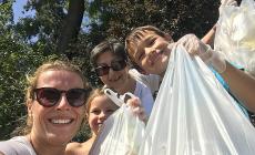 Mamma, figli e suocera: "La nostra giornata a raccogliere la spazzatura a Corcagnano"