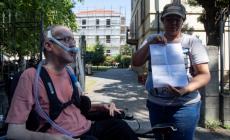 Viale Tanara, la denuncia: «Qui fumano tutti, è una tragedia annunciata»