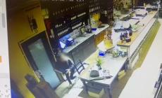 Nuovo raid dalle Picchi: filmata la ragazza in fuga con la cassa