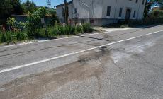 Pauroso schianto contro la recinzione di una casa e poi il "rimbalzo" in strada: miracolosamente illesi