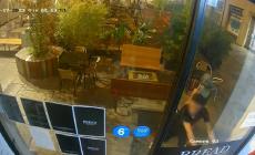La coppia delle spaccate torna a colpire. Stavolta in piazza Garibaldi