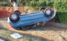 Ubriaco, si ribalta con l'auto: aveva la patente revocata da 13 anni