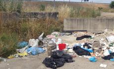 Discarica a cielo aperto nella strada mai finita