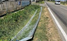 Abbattono una cancellata per rubare un furgone