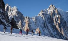 Cordata di alpinisti caduta in un crepaccio sul Monte Bianco: salvati