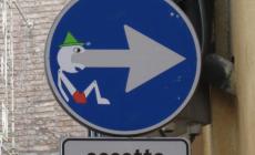 I cartelli stradali "truccati" da Clet Abraham
