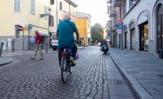 Auto pirata investe un passante e scappa