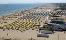 Domani sciopero "gentile" degli stabilimenti. Ma c'è chi dice no