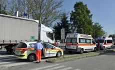 Auto investe una donna e un bambino in via Europa