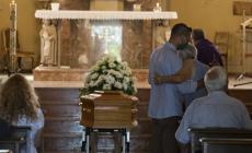 Lacrime e commozione al funerale di Fabrizio: &laquo;Ci mancherai per sempre&raquo;