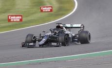 F1, Hamilton fora all'ultimo giro ma vince lo stesso
