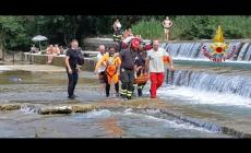 Ragazzo incastrato nel fiume con la mano infilzata, salvato da Vvf