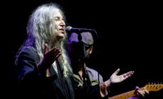 Nel «rito» di Patti Smith in piazza Duomo, un brano per l'ex rettore Loris Borghi