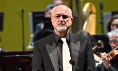 Pertusi si infortuna durante l'opera, ma continua a cantare