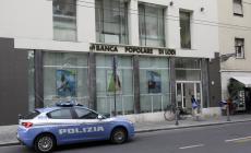 Attimi di tensione e in banca arriva la polizia