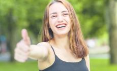 Ridi che ti passa tutto: così l'allegria fa bene a corpo e mente. E allunga la vita