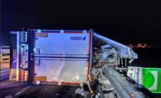 Camion si ribalta sull'Autocisa: due i feriti, uno gravissimo  ricoverato in rianimazione