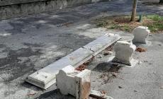 Panchina vandalizzata sullo stradone Martiri della Libertà