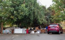 Via Olimpia, i residenti: «Rifiuti di ogni genere abbandonati da mesi»