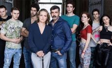 «Tutti a Teatro»: le anticipazioni. Arriva al Regio il musical «Mare Fuori» 