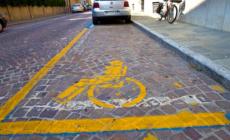 Posto disabili occupato: chiama i vigili e trova le gomme bucate
