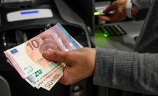 Collecchio, digita il pin al bancomat e viene aggredito: gli rubano 750 euro
