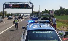 Intervento in A1 per l'esplosione di uno pneumatico, famiglia messa in salvo
