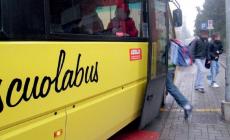 Si apre la porta dello scuolabus: alunno vola fuori dal pulmino