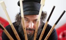 Vinicio Capossela: «Porto le mie “canzoni urgenti” al Regio... con una sorpresa»