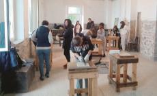 Le medie a scuola dagli scalpellini