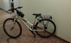 In bici ne trascina un'altra, poi le abbandona per sfuggire ai carabinieri: denunciato