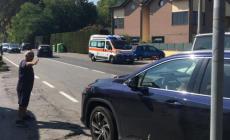 Dopo l'incidente, i residenti insorgono: «Qui tutti corrono troppo»
