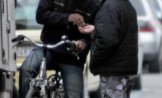 Sorpreso a spacciare, lancia due bici contro i poliziotti: arrestato