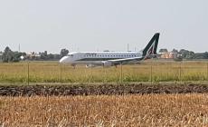 Aereo Alitalia in volo a lungo nei cieli di Baganzola
