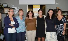 La mamma lavora e i bimbi giocano con le educatrici